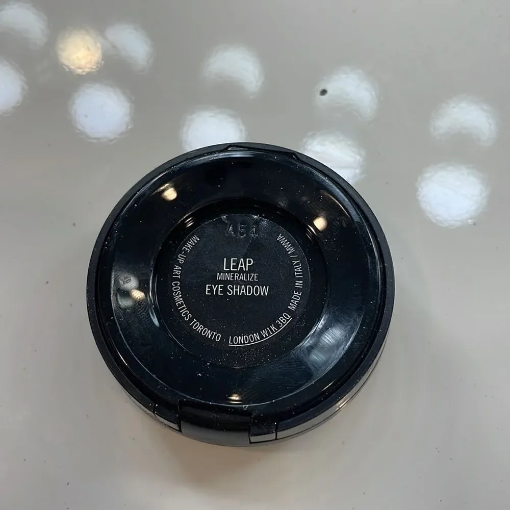MAC LEAP EYESHADOW